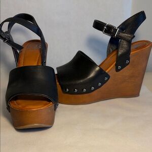 Gianni Bini Black Leather Wedges with Tan Soles